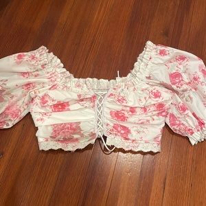 Floral puffy sleeved top